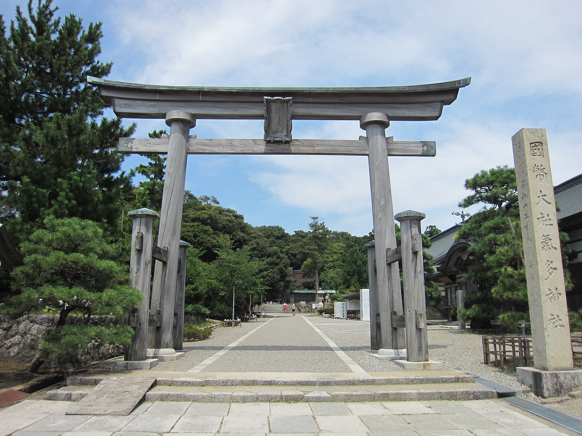 気多大社の鳥居と社叢