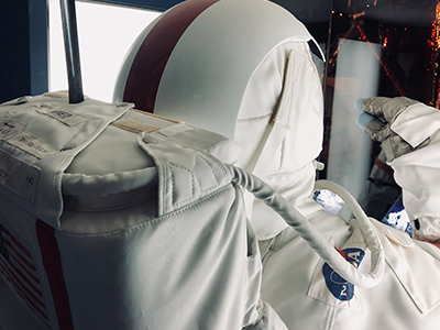 アポロ宇宙服のグローブとブーツの拡大