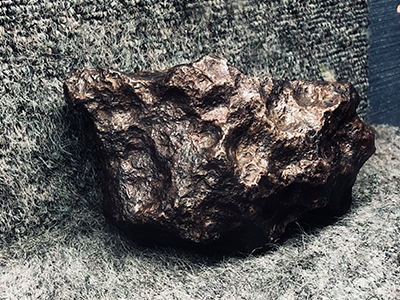 コスモアイル羽咋に展示されたフレデフォートクレーターの隕石
