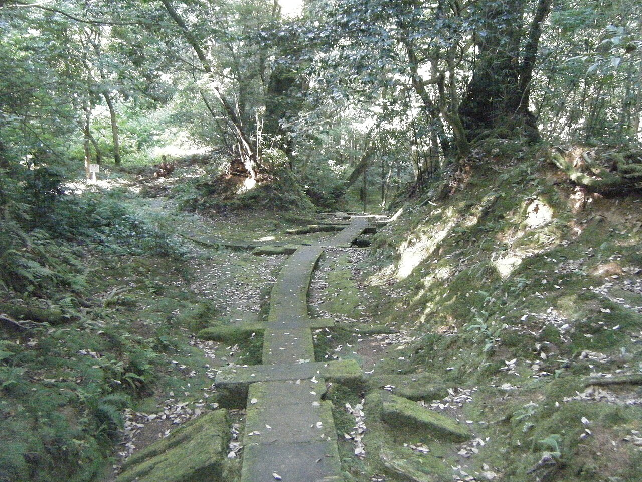 那谷寺の奇岩遊仙境と本殿の岩窟