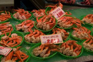 近江町市場の店頭に並ぶ茹でたズワイガニの足