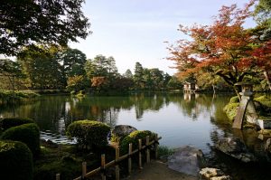 兼六園の紅葉と霞ヶ池の風景