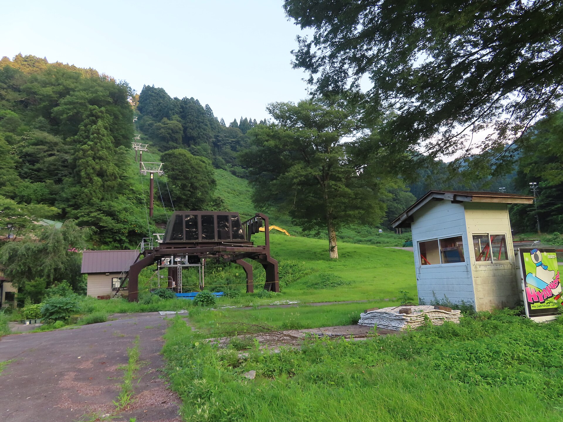 白山セイモアスキー場のゲレンデへ向かうリフト(石川県白山市)