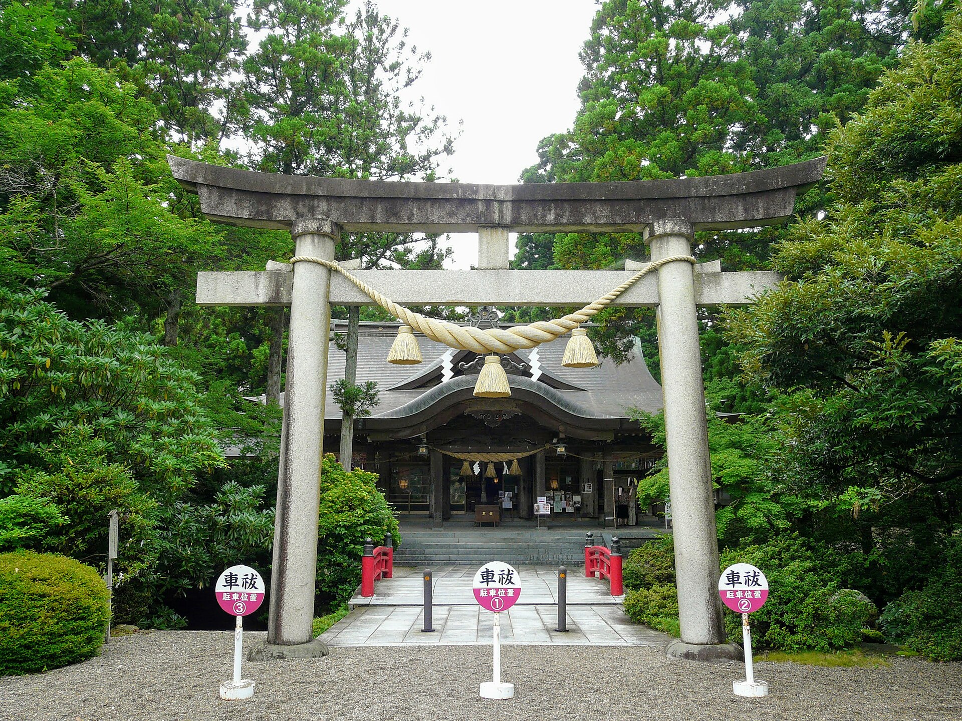 越中一宮 高瀬神社の鳥居と拝殿(富山県南砺市)