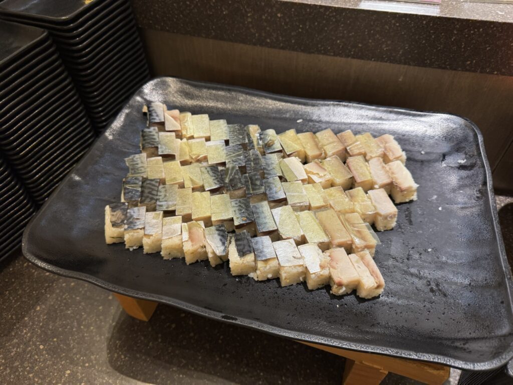 黒い角皿に並べられた鯖の押しずし