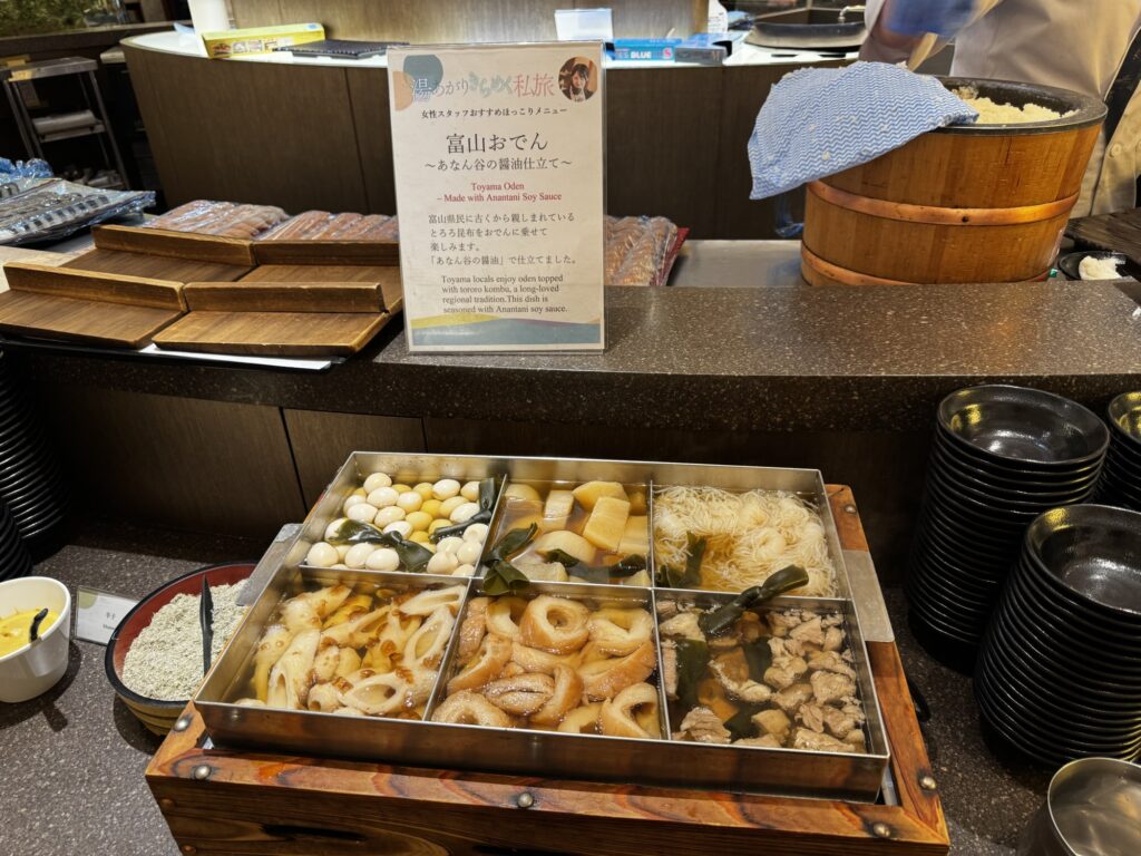 とろろ昆布をのせて食べる富山おでんのビュッフェ台