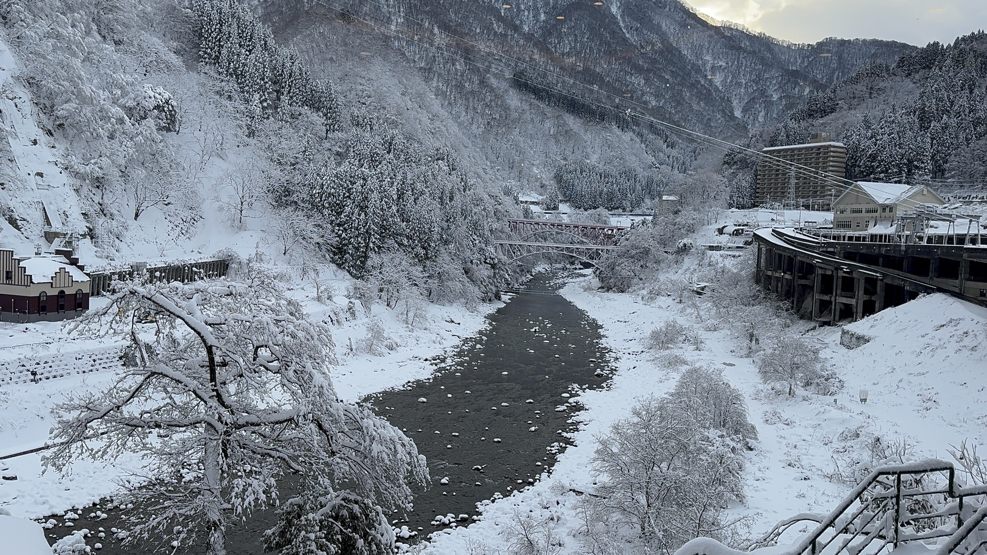 雪に埋もれた黒部川の谷と宇奈月温泉の建物