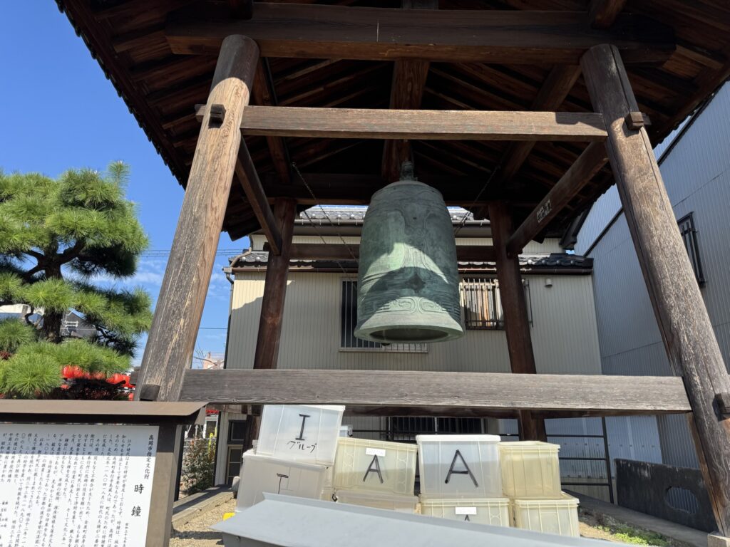 高岡大仏の境内の鐘楼に吊られた高岡市指定文化財の時鐘