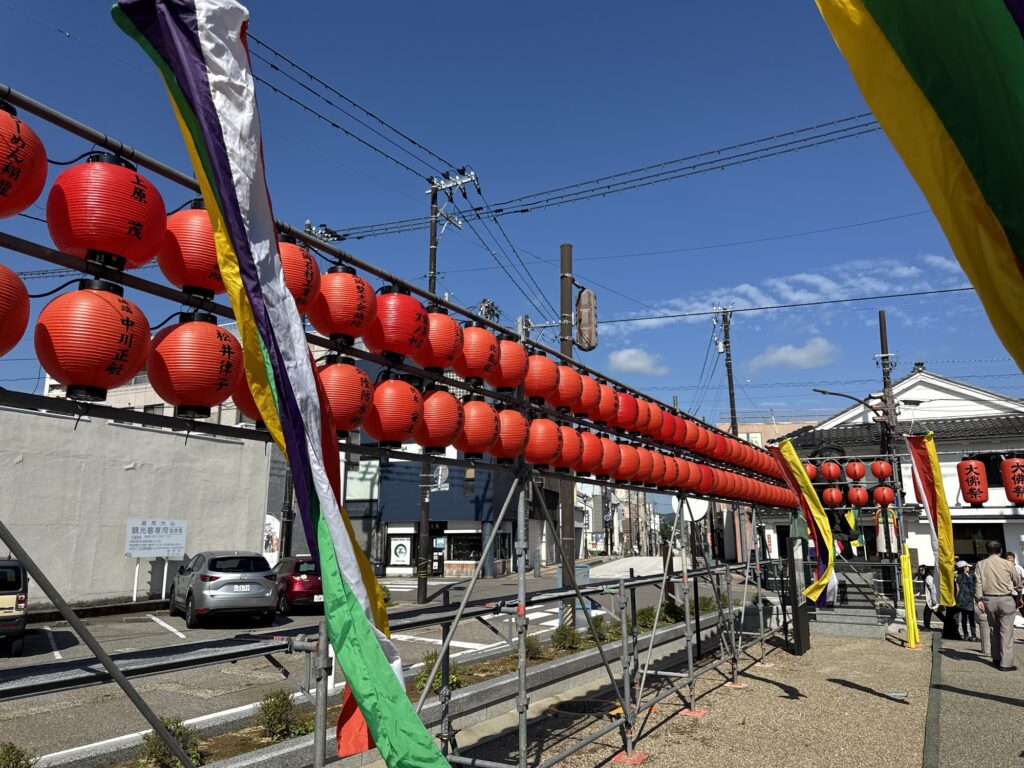 高岡大仏まつりで通り沿いに飾られた赤い提灯の列