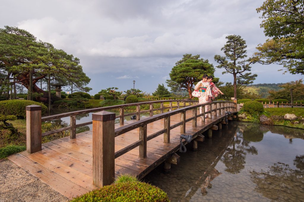 兼六園の木橋の上で着物を着た二人の女性