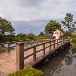 兼六園の木橋の上で着物を着た二人の女性