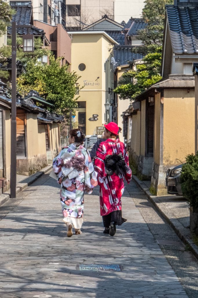 金沢でモダンな着物スタイルを楽しむ若い女性二人