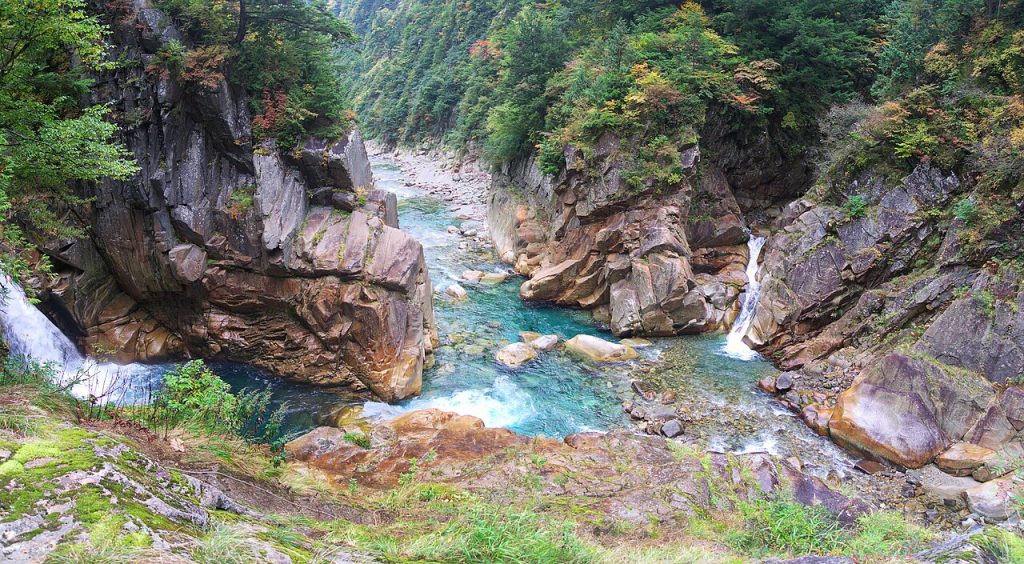 黒部峡谷十字峡の切り立った岩壁と川